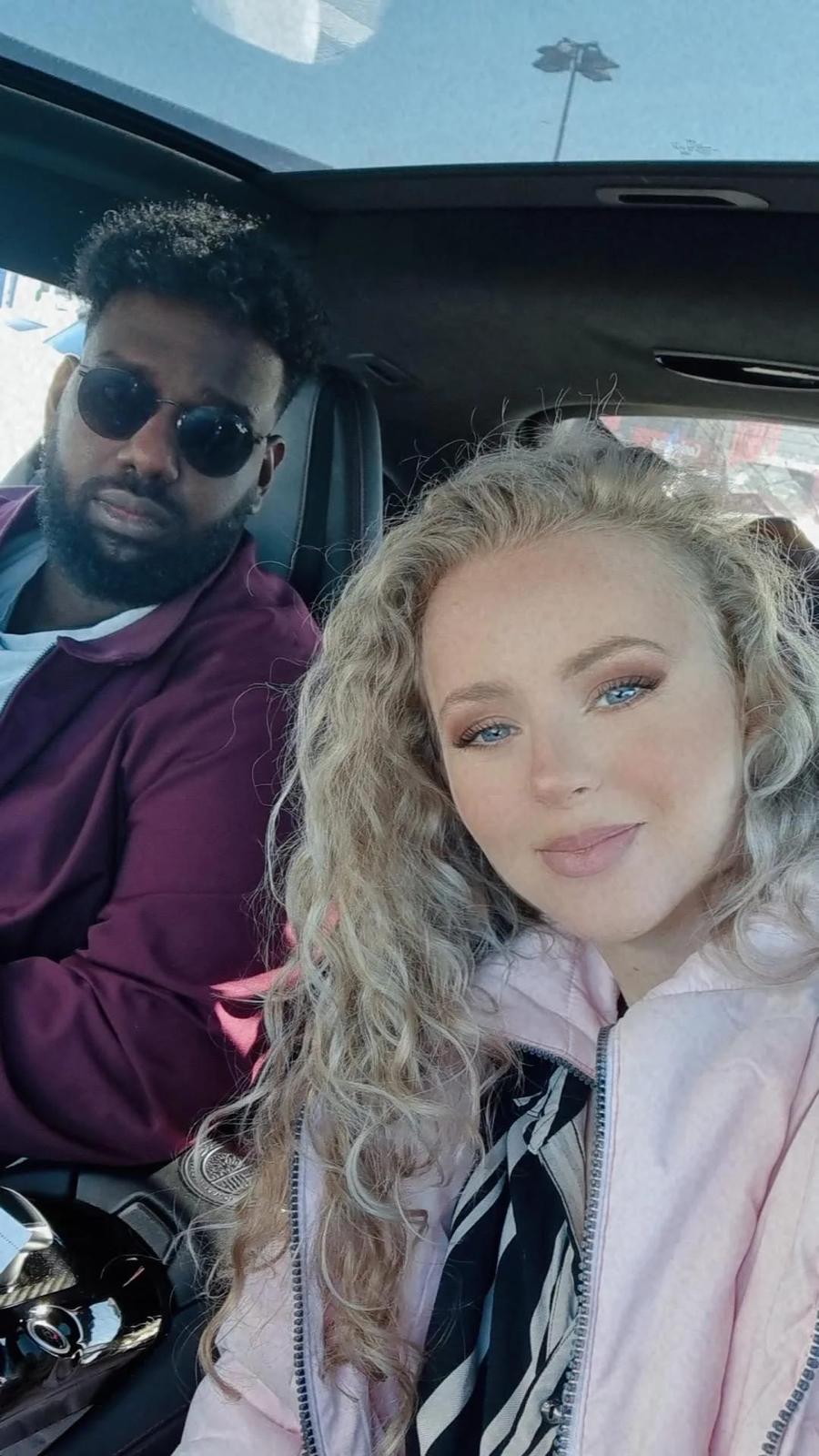 Million und Samira im Auto