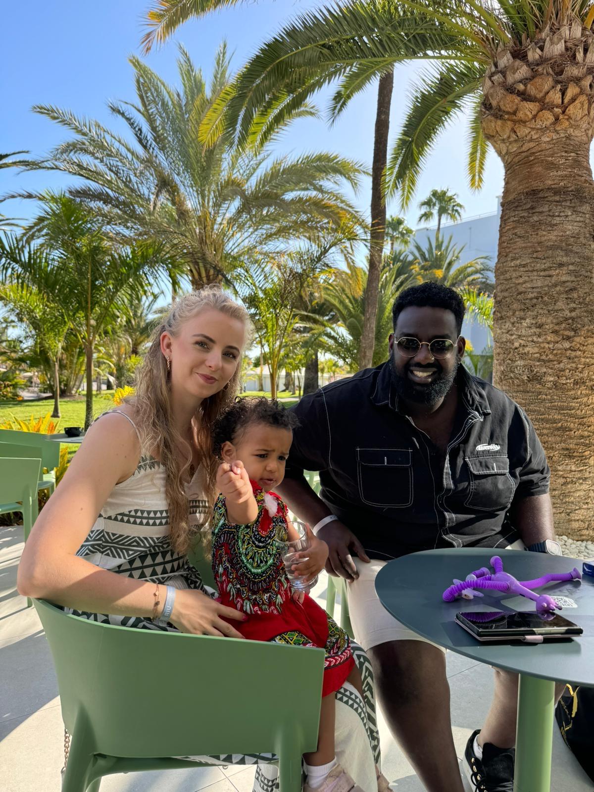 Familie unter Palmen