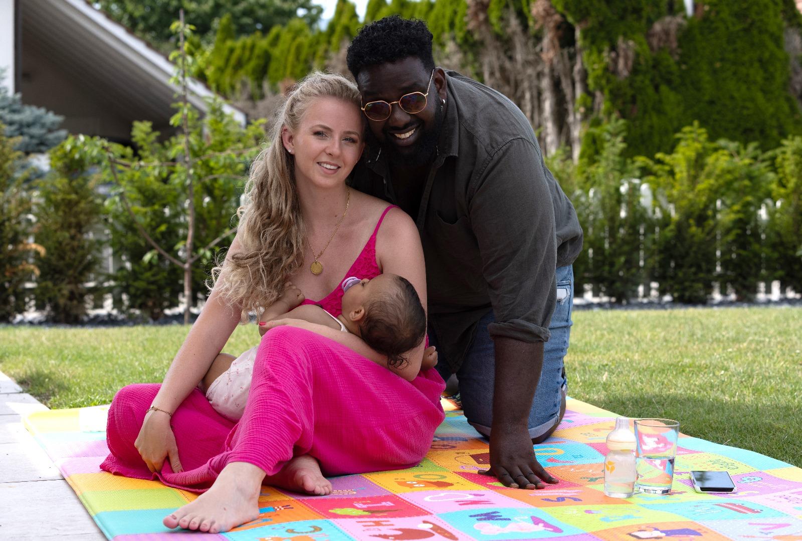 Familie auf der Picknickdecke